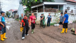 Membersihkan  Jalan yang terdapat lumpur akibat banjir di Kawasan Jalan Jalak Putih